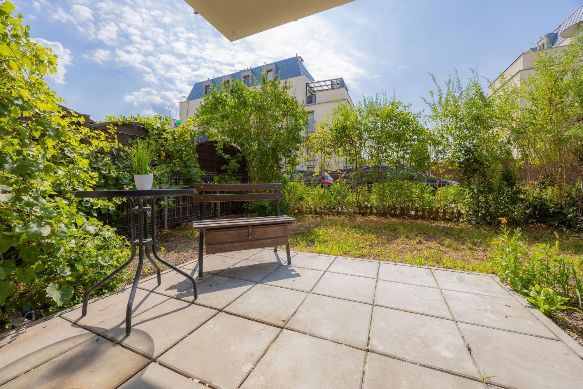Exceptional With Parking And Garden By Renters