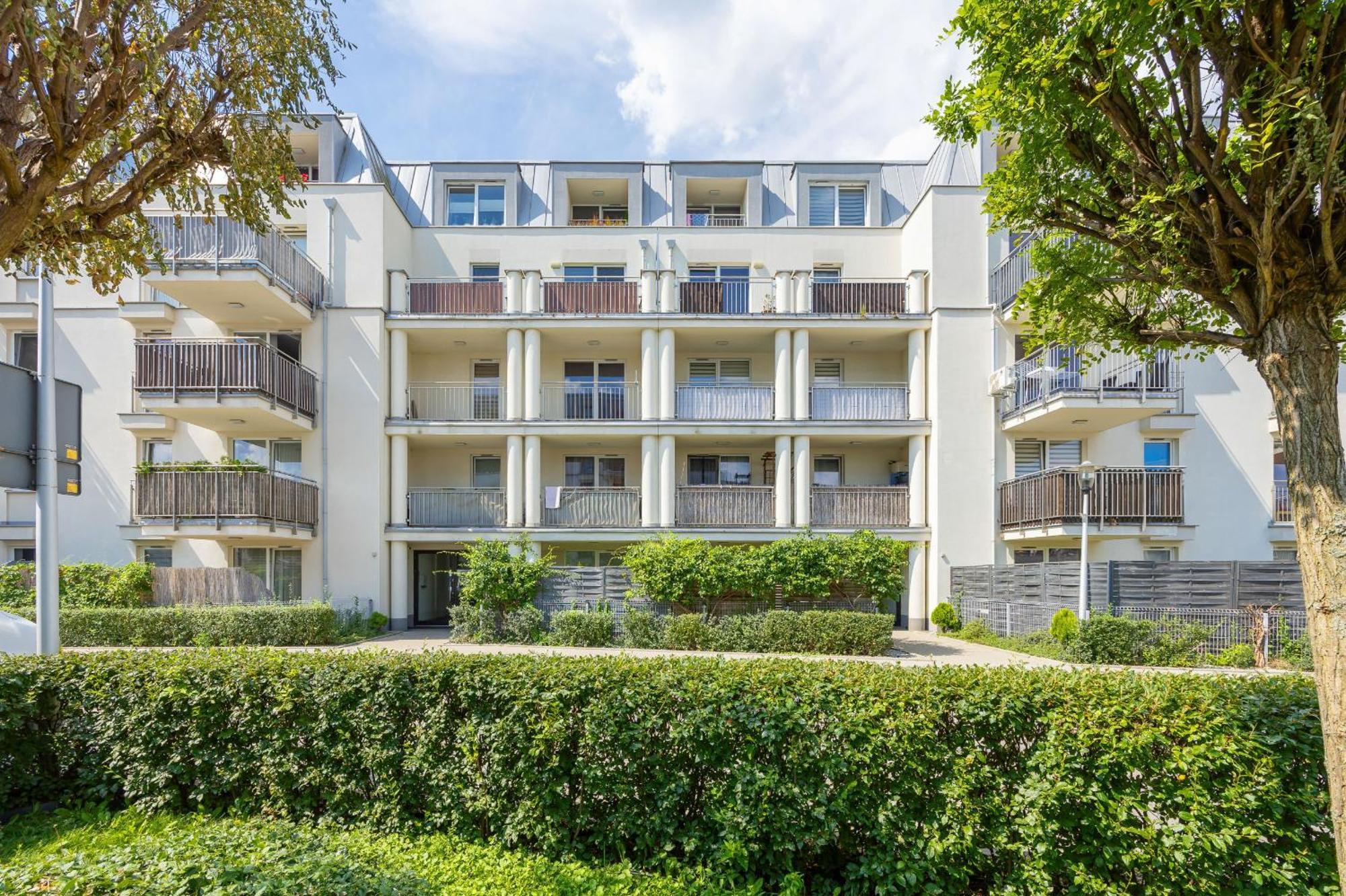 Exceptional With Parking And Garden By Renters Apartment